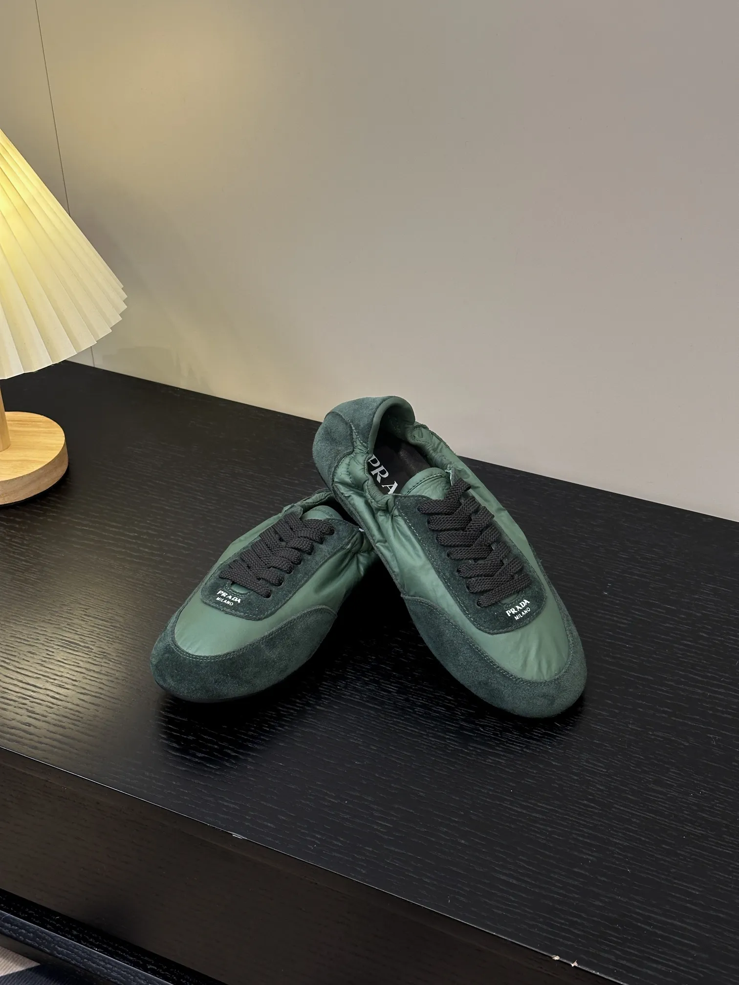 👟👟Ex-factory price 420👟👟 💠𝐏𝐑𝐀𝐃𝐀#Prada catwalk style lightweight thin-soled new moral training shoes casual shoes💠 outsole molded TPU❣️not made of rubber! The suede upper is textured, and the inner sheepskin is wrapped, which is soft and waxy. The insole is thickened with lambskin, which is extremely comfortable to step on, has a sense of support, and feels well wrapped. The shoe shape is full of wrapping, light, easy to wear, and practical. It is a casual shoe that makes you taller and longer legs! White is clean and refreshing, needed all year round, and can be easily worn with skirts and trousers. Upper: imported suede/original molded fabric. Lining: sheepskin. Outsole: TPU outsole! Different from cheap rubber soles on the market! Code number: 35-40 (40 customized)